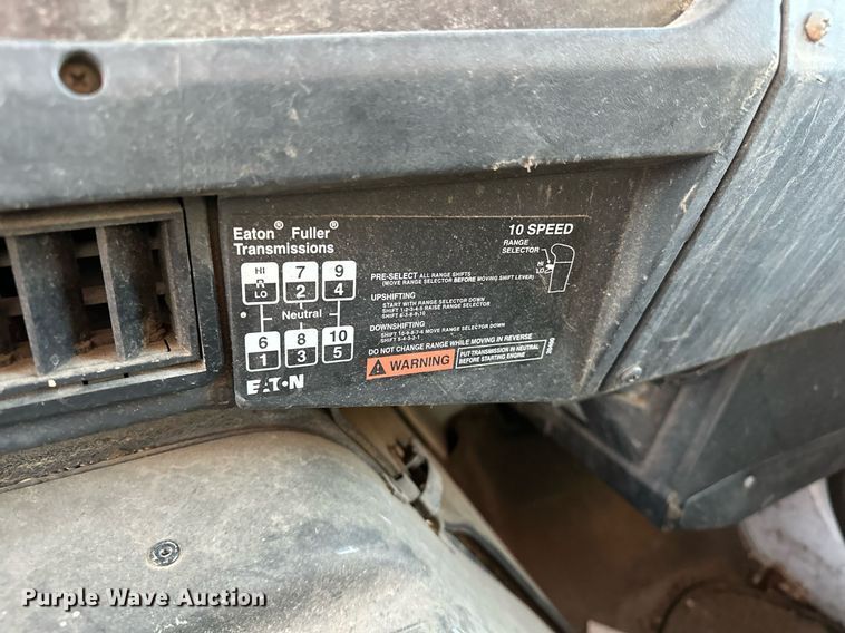 image for item OM9898 2000 International  8100 grain truck