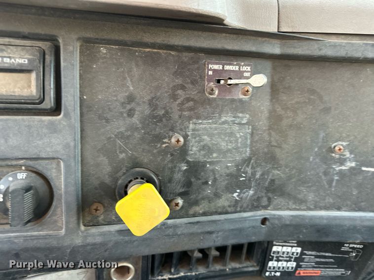 image for item OM9898 2000 International  8100 grain truck