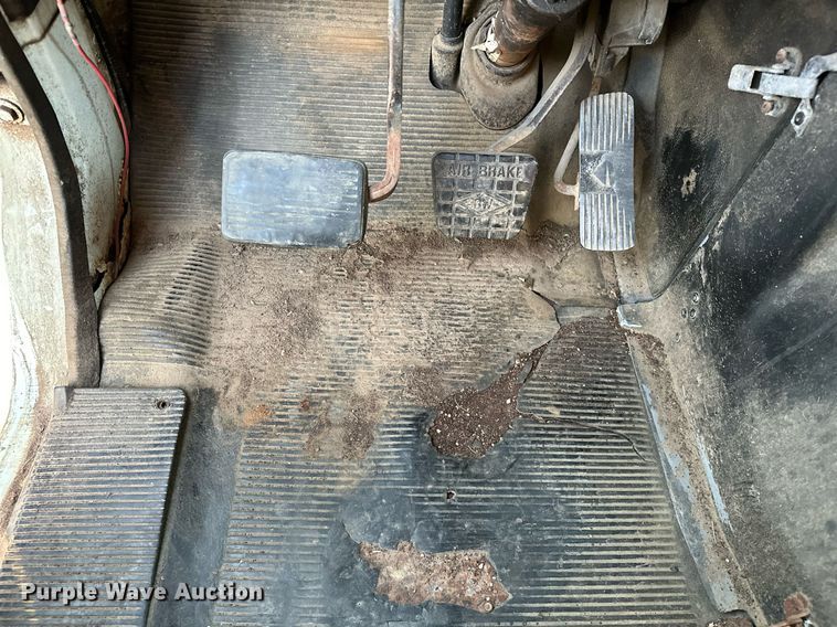 image for item OM9898 2000 International  8100 grain truck