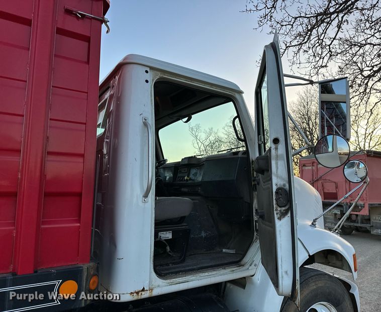 image for item OM9898 2000 International  8100 grain truck