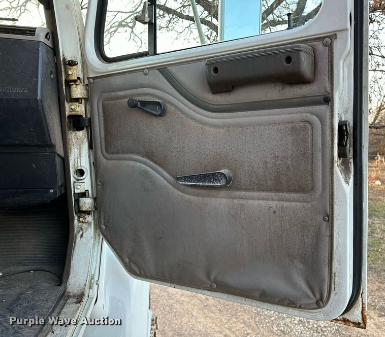 image for item OM9898 2000 International  8100 grain truck