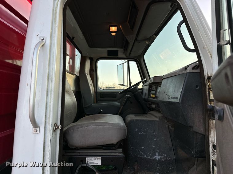 image for item OM9898 2000 International  8100 grain truck