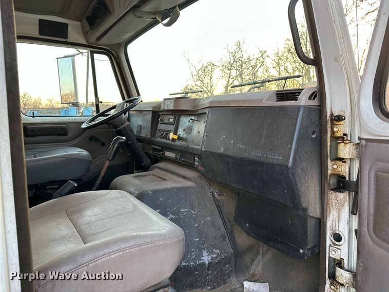 image for item OM9898 2000 International  8100 grain truck