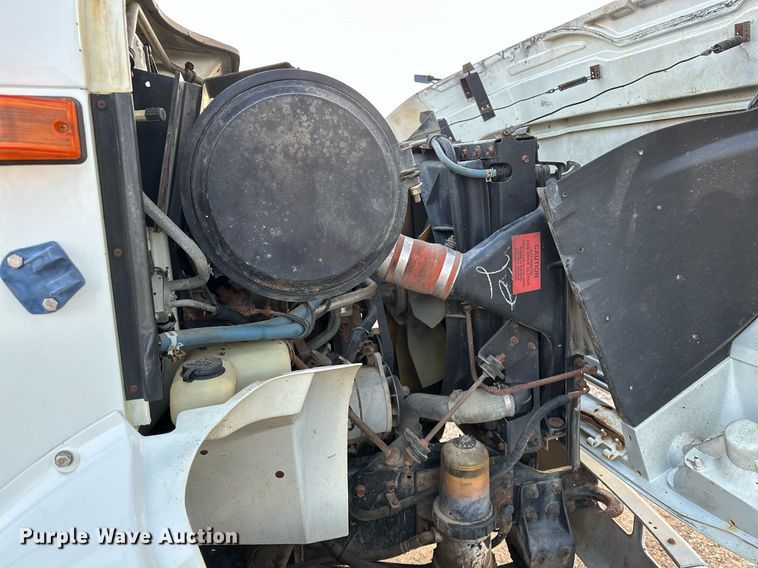 image for item OM9898 2000 International  8100 grain truck