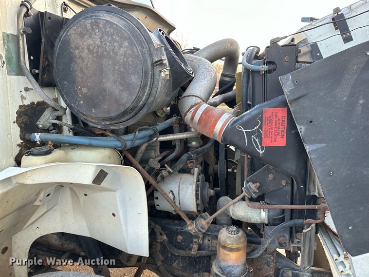 image for item OM9898 2000 International  8100 grain truck