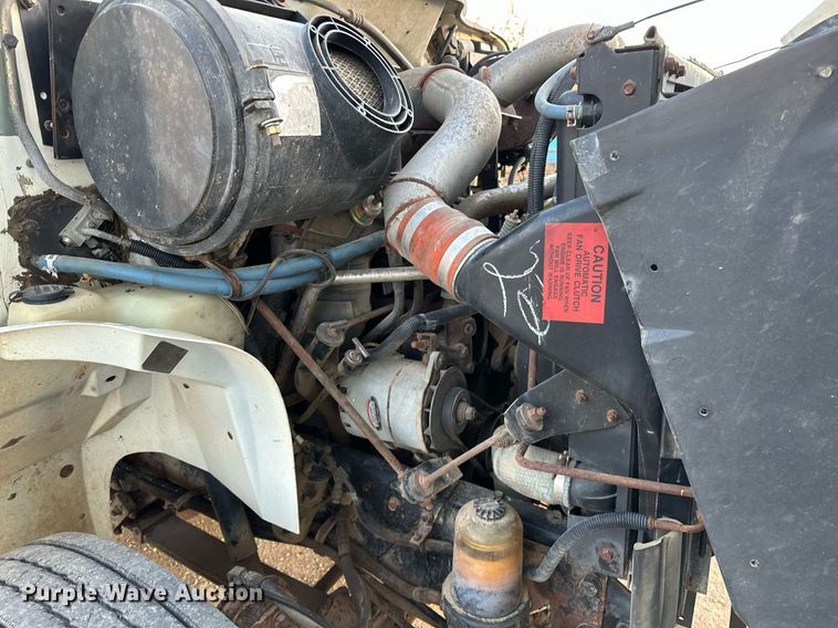 image for item OM9898 2000 International  8100 grain truck