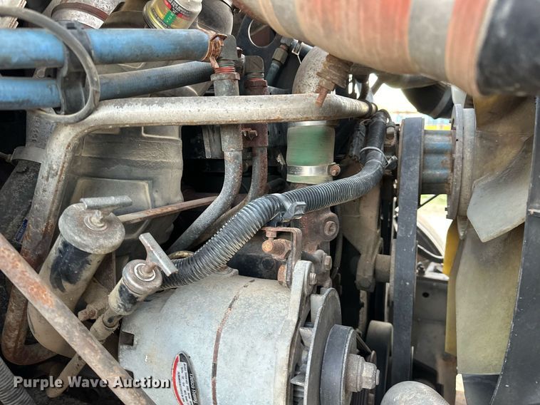 image for item OM9898 2000 International  8100 grain truck