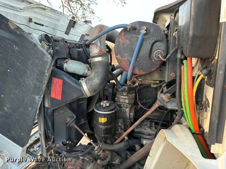 image for item OM9898 2000 International  8100 grain truck