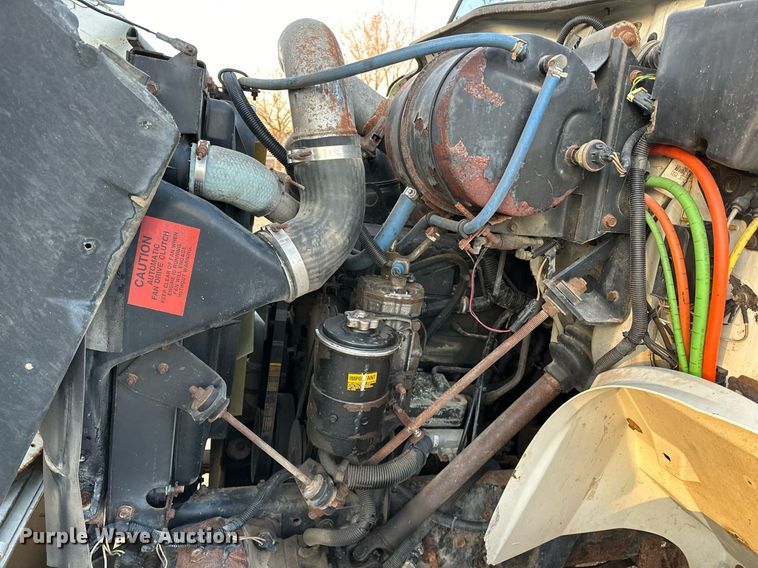 image for item OM9898 2000 International  8100 grain truck