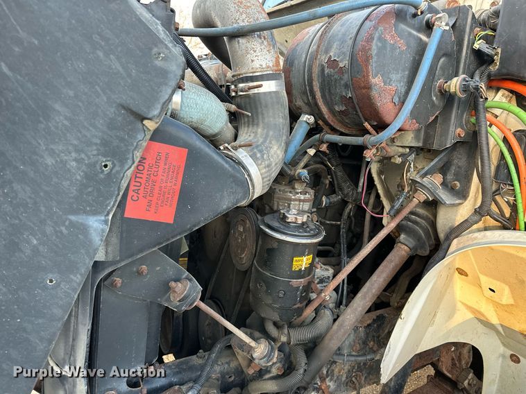 image for item OM9898 2000 International  8100 grain truck