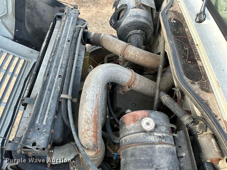 image for item OM9898 2000 International  8100 grain truck