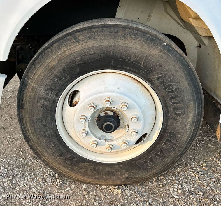 image for item OM9898 2000 International  8100 grain truck