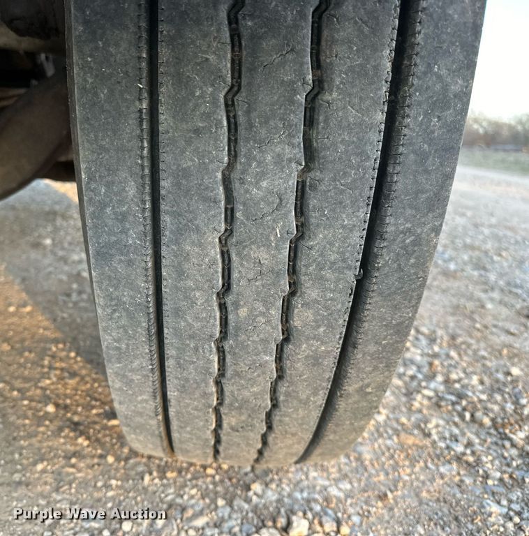 image for item OM9898 2000 International  8100 grain truck