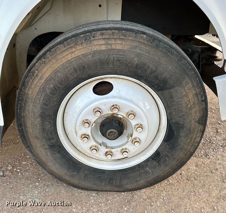 image for item OM9898 2000 International  8100 grain truck