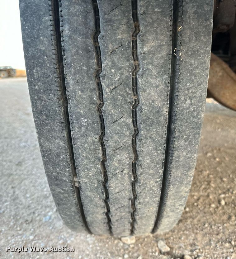 image for item OM9898 2000 International  8100 grain truck