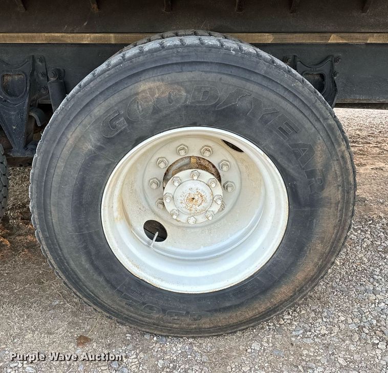 image for item OM9898 2000 International  8100 grain truck