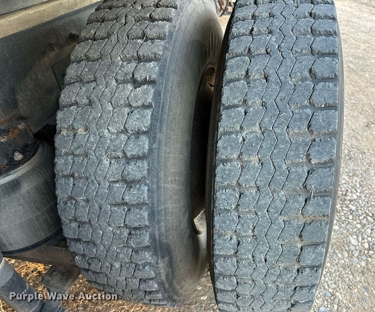 image for item OM9898 2000 International  8100 grain truck