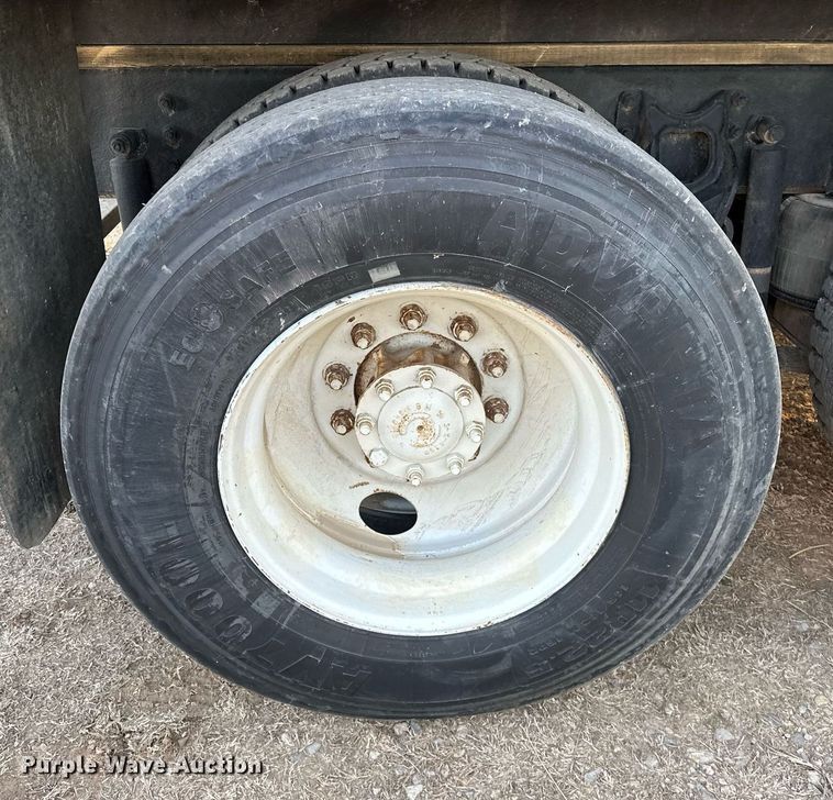 image for item OM9898 2000 International  8100 grain truck