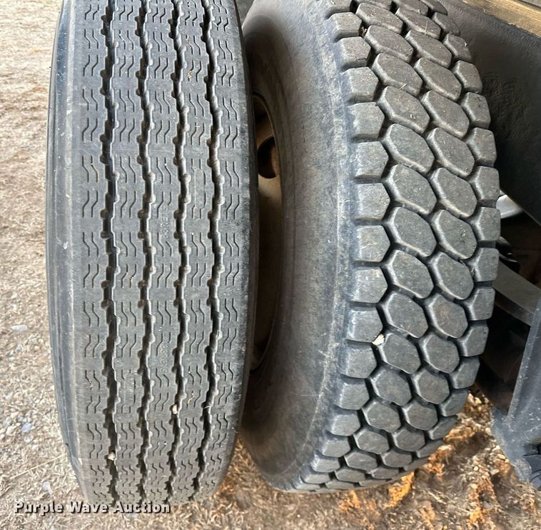 image for item OM9898 2000 International  8100 grain truck