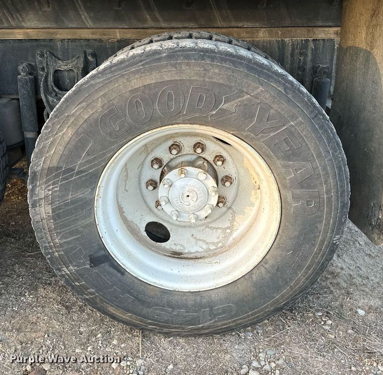 image for item OM9898 2000 International  8100 grain truck