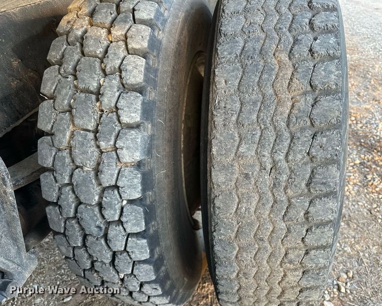 image for item OM9898 2000 International  8100 grain truck