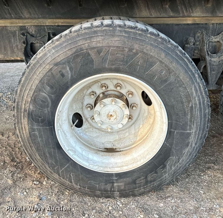 image for item OM9898 2000 International  8100 grain truck