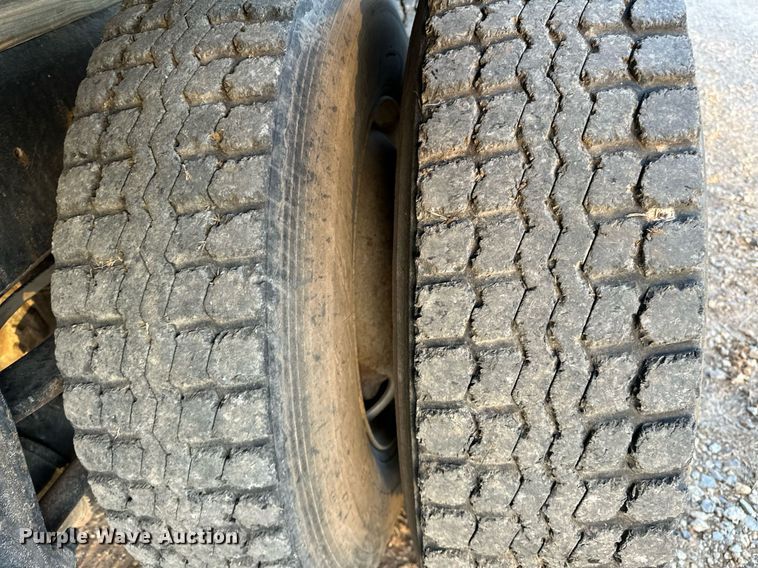 image for item OM9898 2000 International  8100 grain truck