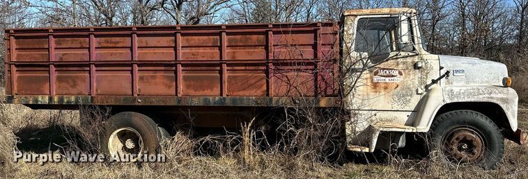 image for item OM9902 1971 Ford 750 grain truck