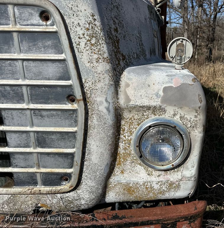 image for item OM9902 1971 Ford 750 grain truck