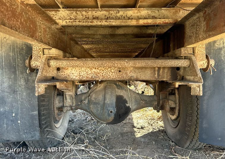 image for item OM9902 1971 Ford 750 grain truck