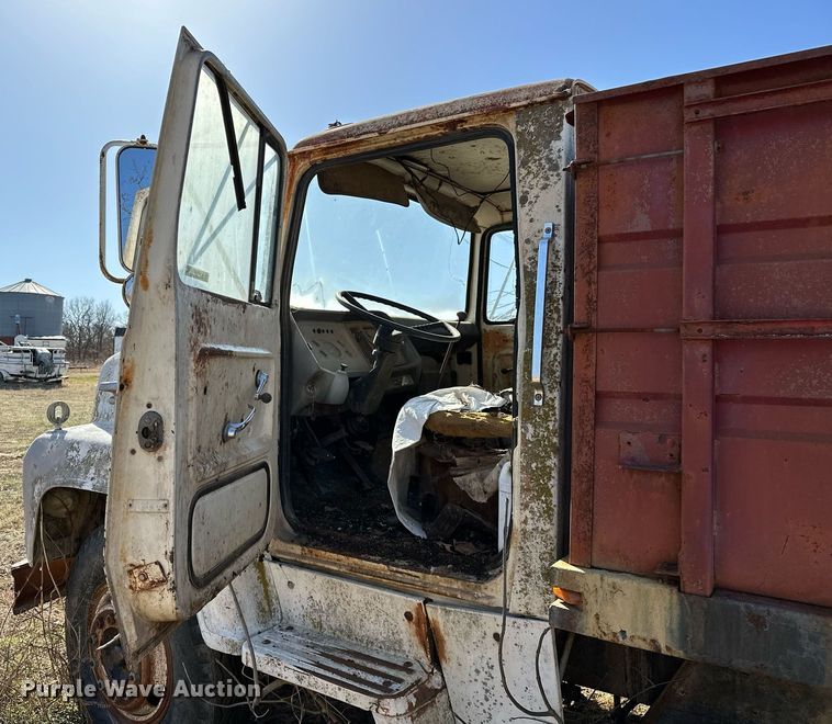 image for item OM9902 1971 Ford 750 grain truck