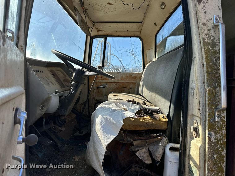 image for item OM9902 1971 Ford 750 grain truck