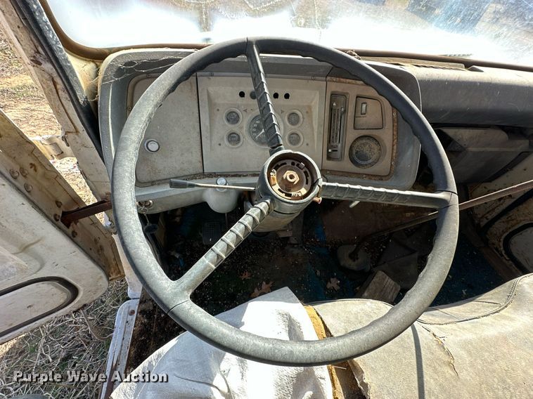 image for item OM9902 1971 Ford 750 grain truck