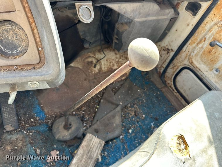 image for item OM9902 1971 Ford 750 grain truck