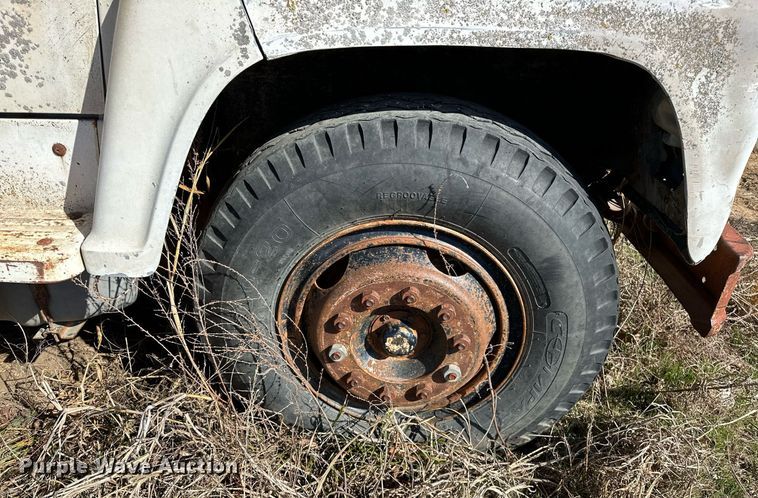 image for item OM9902 1971 Ford 750 grain truck