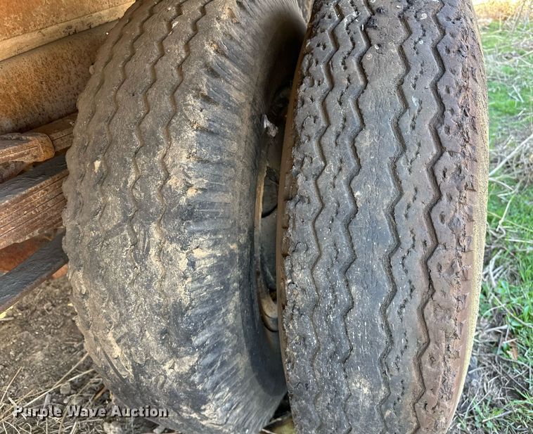 image for item OM9902 1971 Ford 750 grain truck