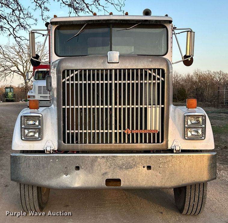 image for item OM9903 1990 International  9300 grain truck