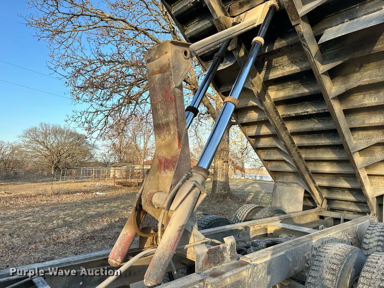 image for item OM9903 1990 International  9300 grain truck