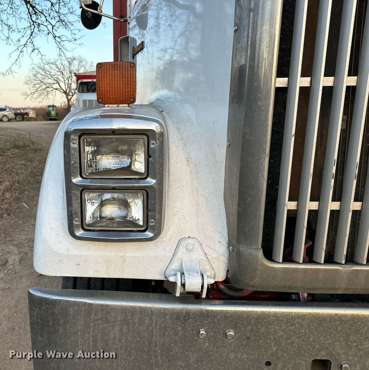 image for item OM9903 1990 International  9300 grain truck