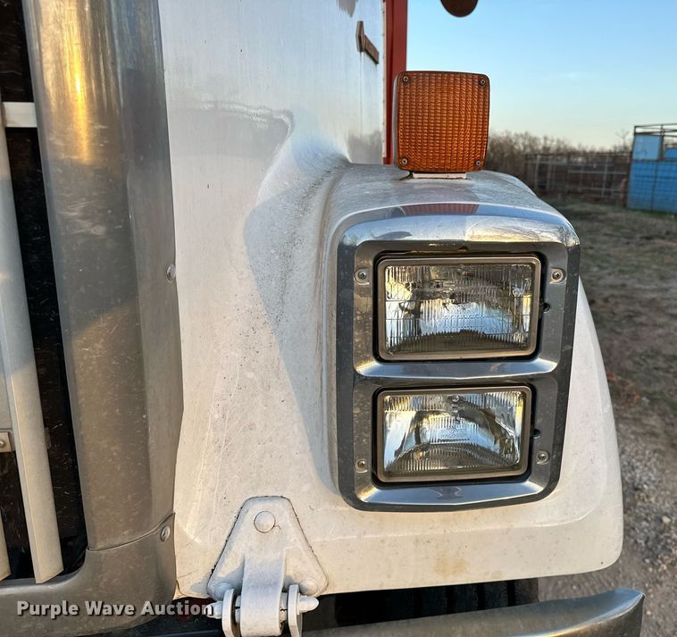 image for item OM9903 1990 International  9300 grain truck