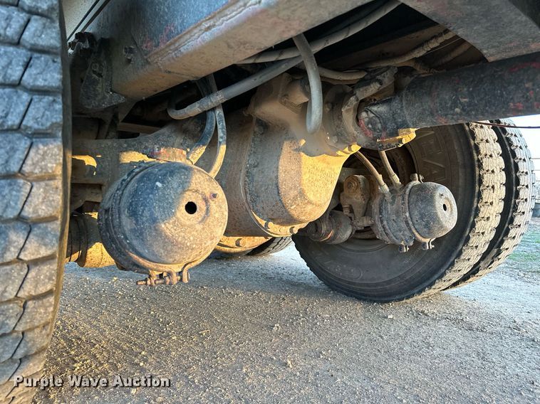 image for item OM9903 1990 International  9300 grain truck