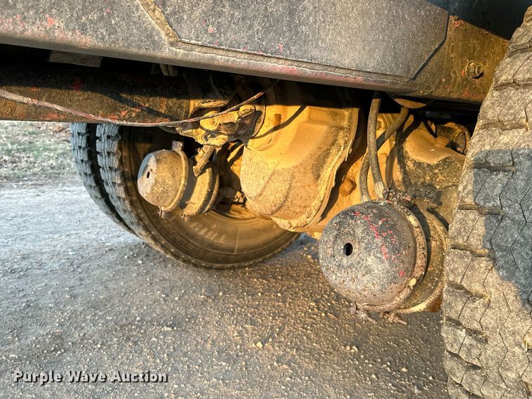 image for item OM9903 1990 International  9300 grain truck