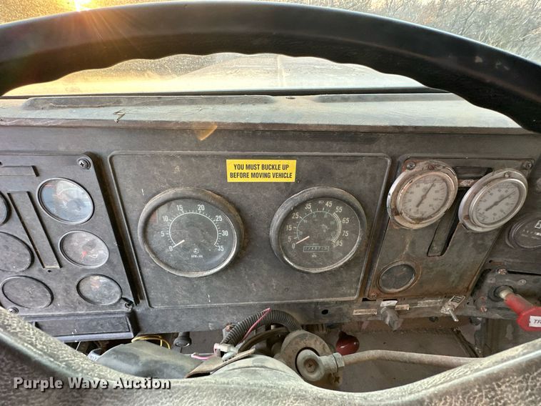 image for item OM9903 1990 International  9300 grain truck