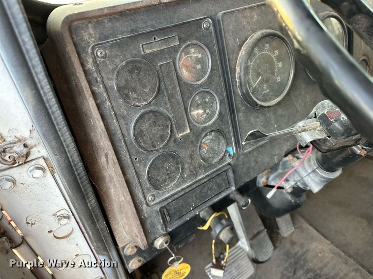 image for item OM9903 1990 International  9300 grain truck