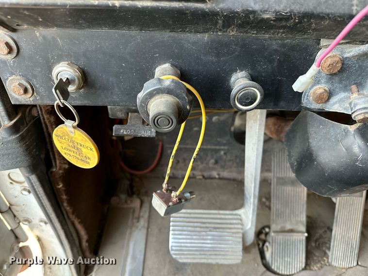 image for item OM9903 1990 International  9300 grain truck