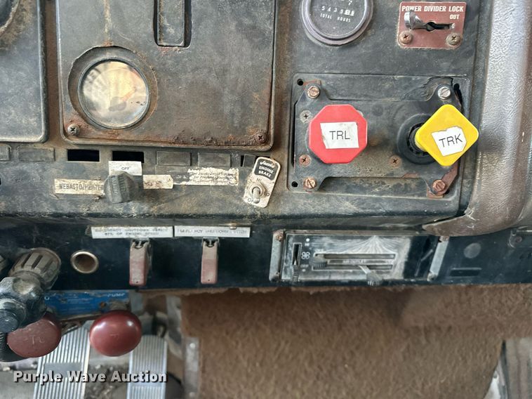 image for item OM9903 1990 International  9300 grain truck