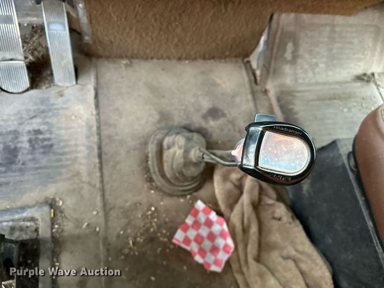 image for item OM9903 1990 International  9300 grain truck