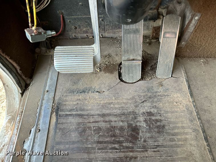 image for item OM9903 1990 International  9300 grain truck