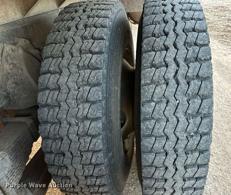 image for item OM9903 1990 International  9300 grain truck