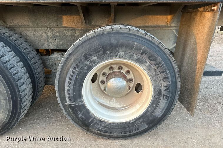 image for item OM9903 1990 International  9300 grain truck